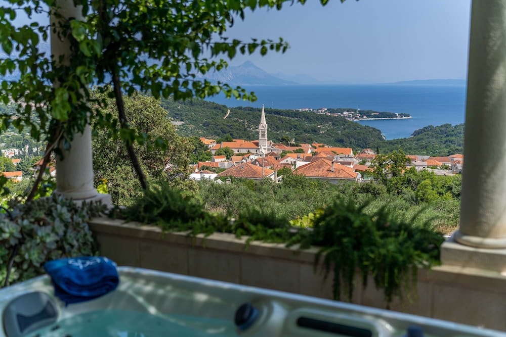 House (3bedroom holiday home,jacuzzi) photo 2