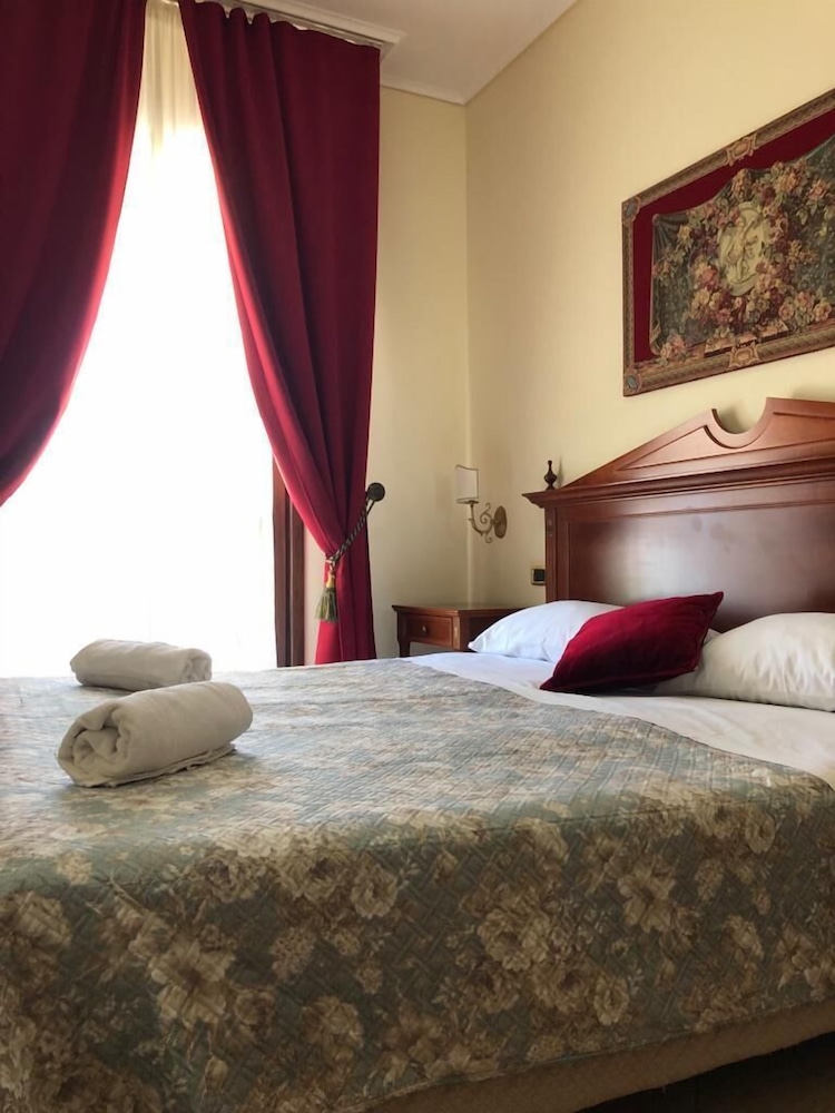 Standard Twin Room - Photo 1