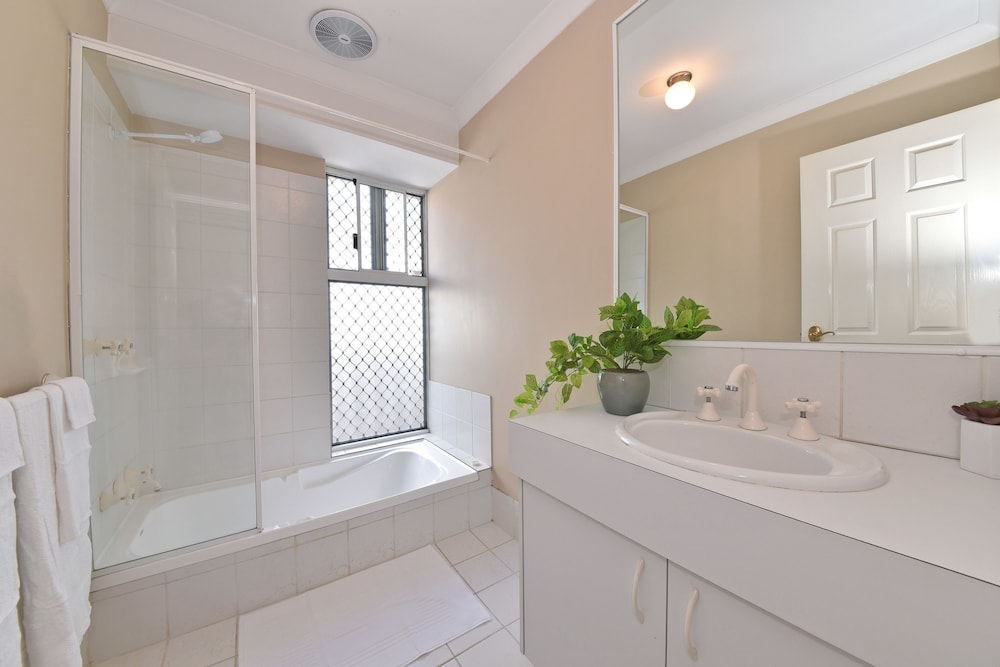 House, 3 Bedrooms, 2 Bathrooms photo 2