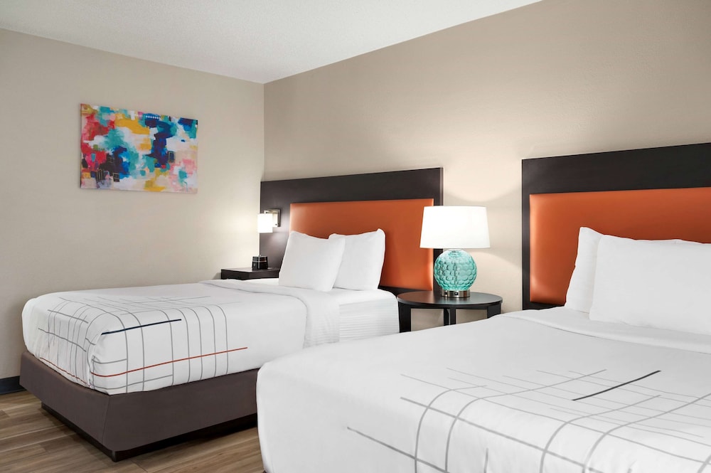 Room, 2 Double Beds - Photo 3
