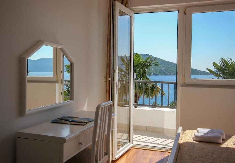 Two-storey villa with sea view and terrace photo 2