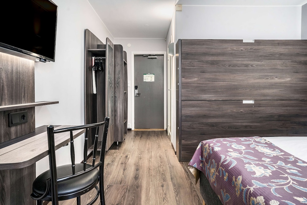 Family Room, 1 Queen Bed, Non Smoking - Photo 2