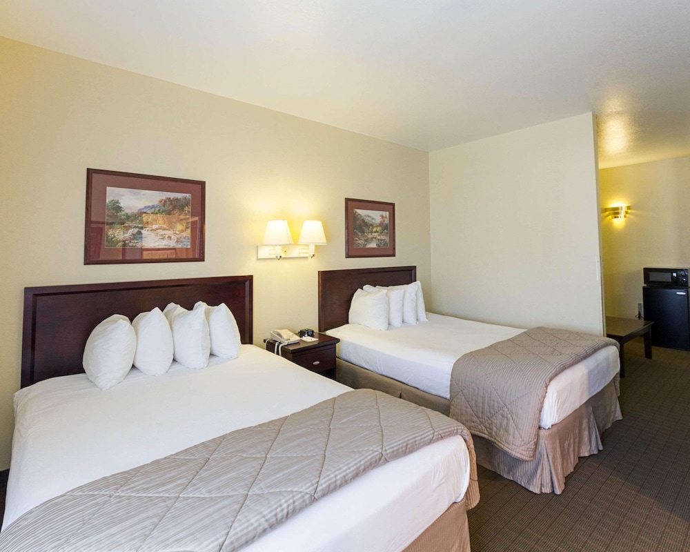 Standard Room, 2 Queen Beds, Non Smoking - Photo 3