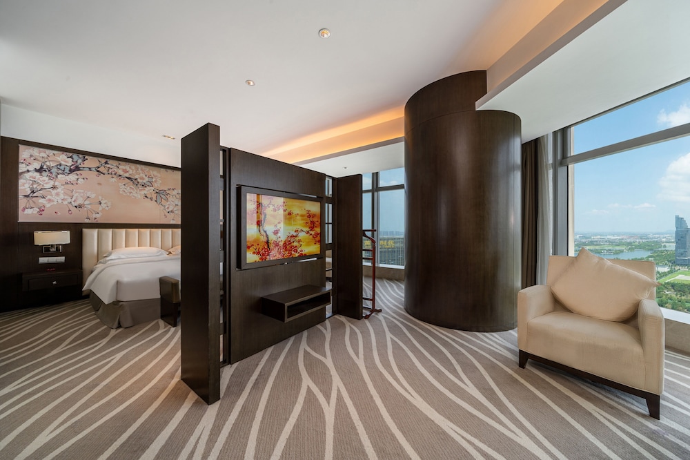 Premium Room, 1 King Bed, Club Lounge Access, Lake View