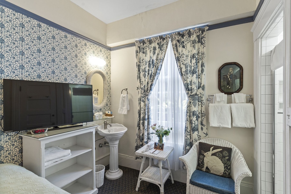 Room, 1 Double Bed (Shower and Sink, Shared Bathroom)