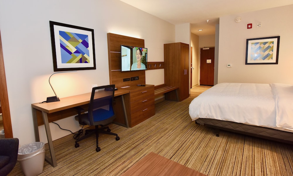 Suite, 1 King Bed, Accessible (Mobility, Accessible Tub) photo 1