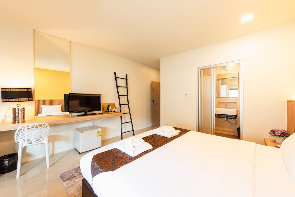 Deluxe Room (Non-smoking) - Photo 4