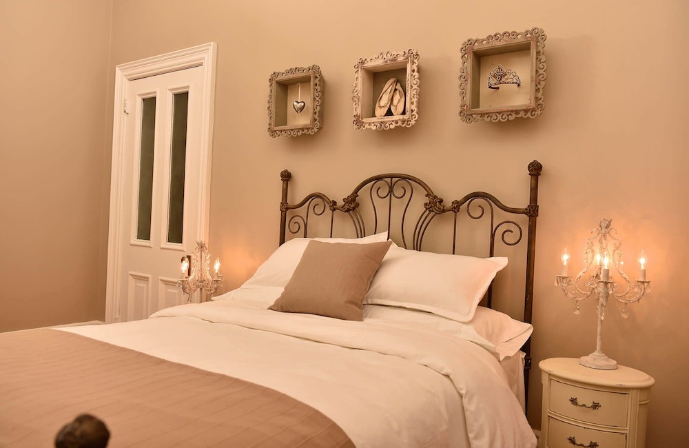 Superior Suite, 1 Queen Bed, Fireplace (#1 - Les Demoiselles) photo 3