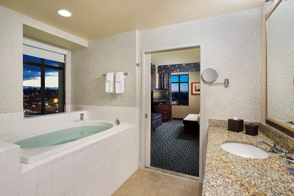 Basic Suite, 1 King Bed, Non Smoking - Photo 2