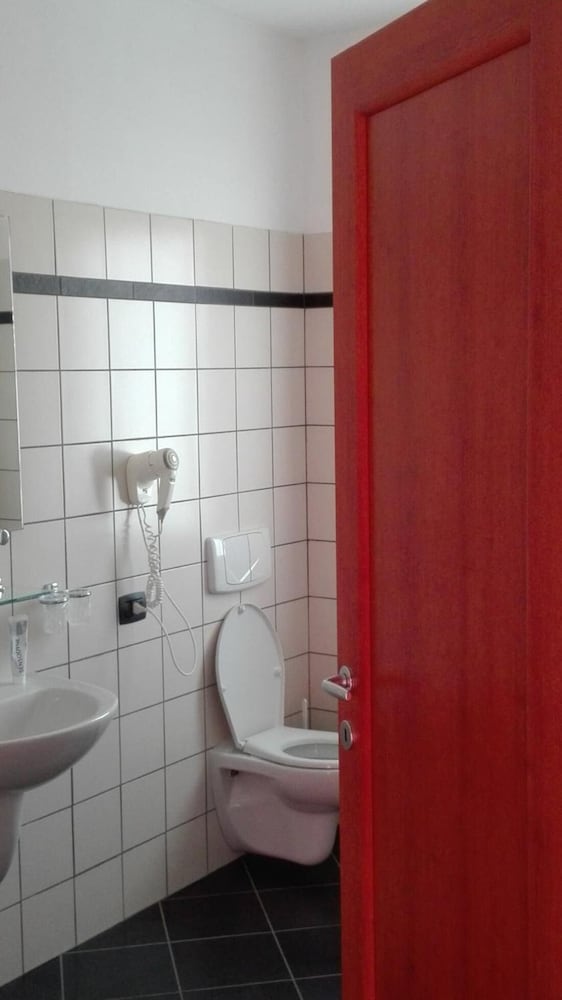Zimmer im Gästezimmer - Geräumiges Doppelzimmer in Alba, Foto 10