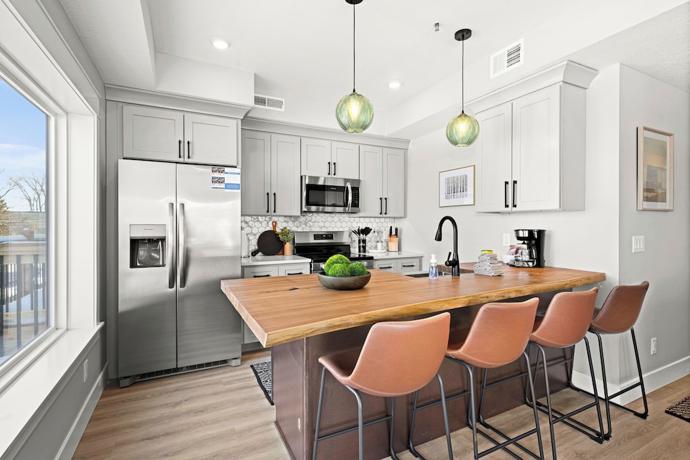 Luxury Condo, 2 Bedrooms, 2 Bathrooms, Lake View photo 1