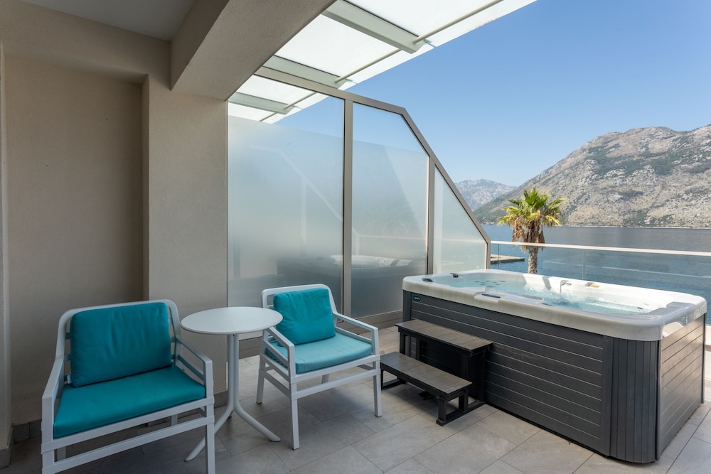 Premium Room, 1 King Bed, Hot Tub, Sea View - Photo 7