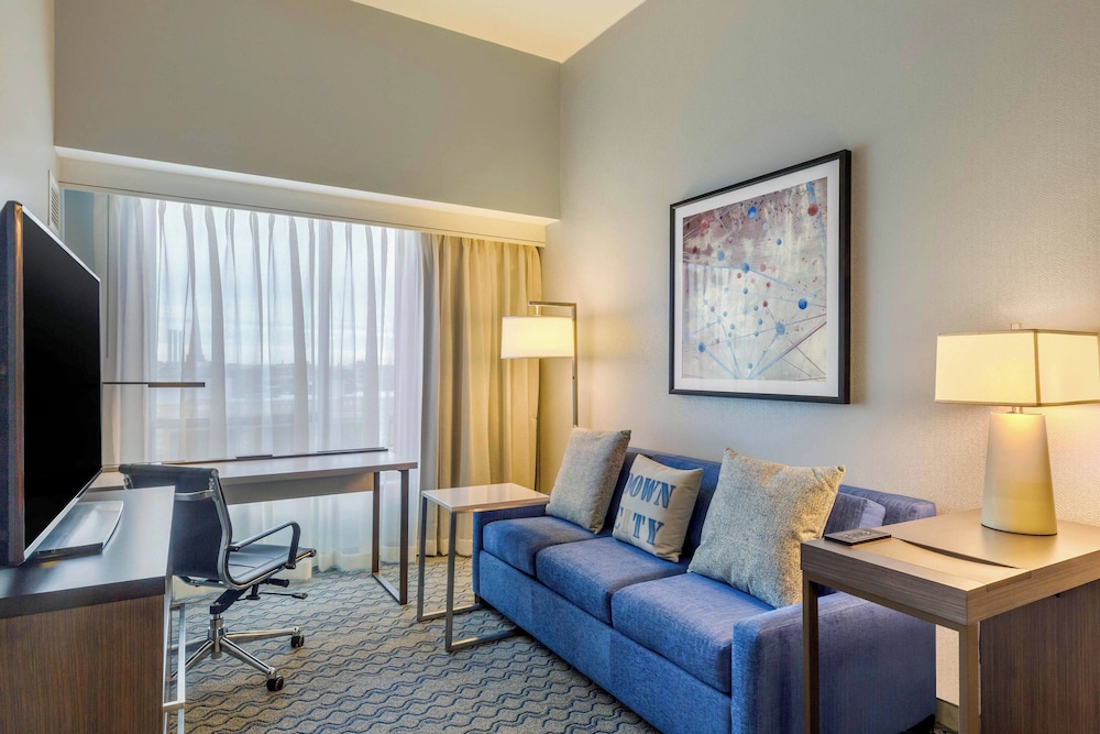 Deluxe Room, 1 Bedroom (Mobility/Hearing Access, Roll-in Shwr) - Photo 7