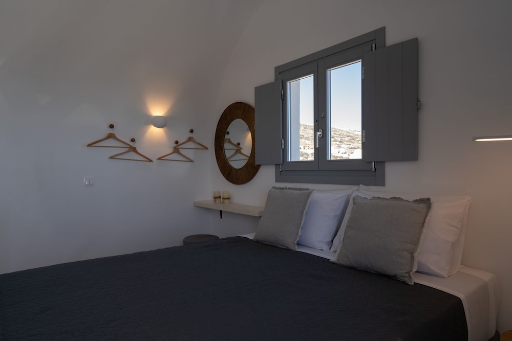 Honeymoon Maisonette Suite with private balcony and Sea View