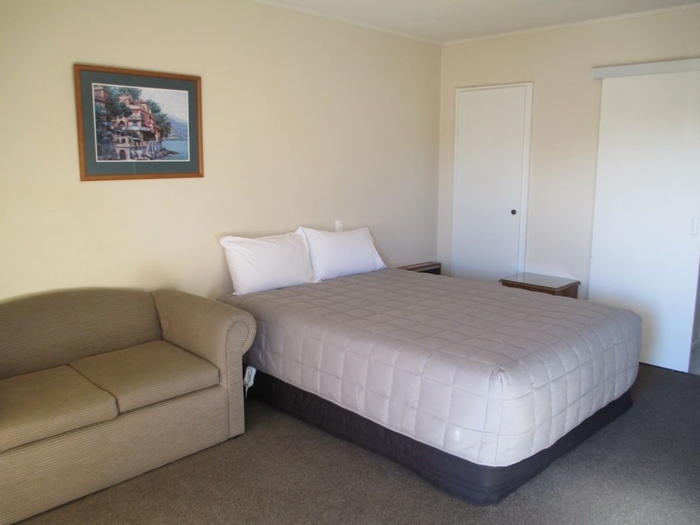 Standard Studio, 1 Queen Bed, Microwave photo 3