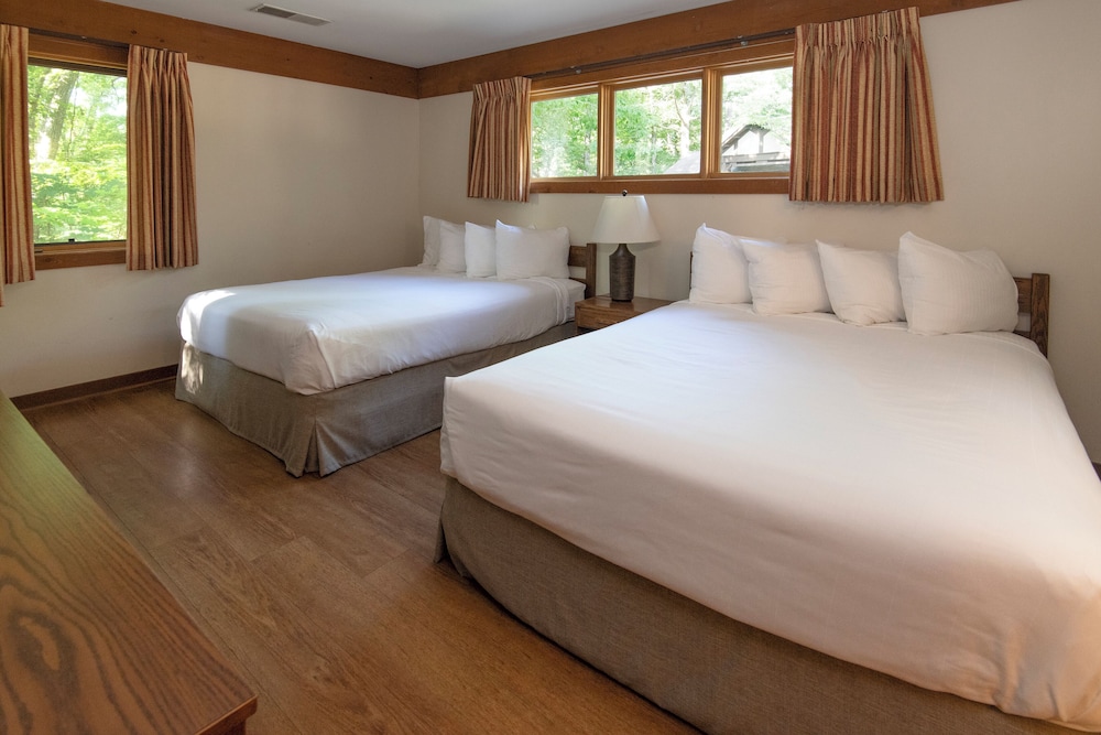 Deluxe Cabin, 2 Bedrooms (4 Queen Beds) photo 3