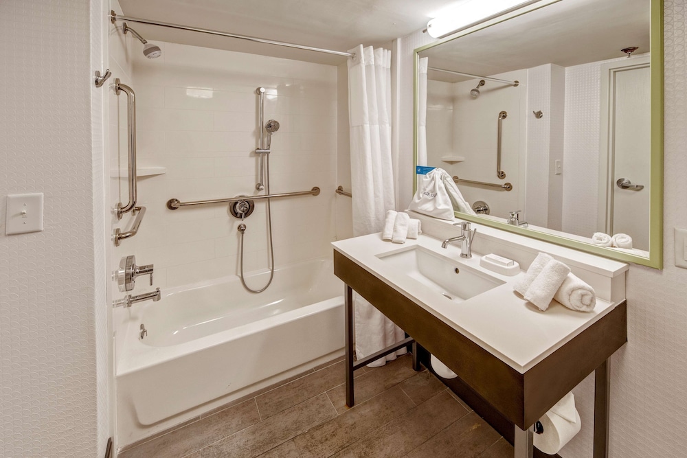 Room, 1 King Bed, Accessible - Photo 4