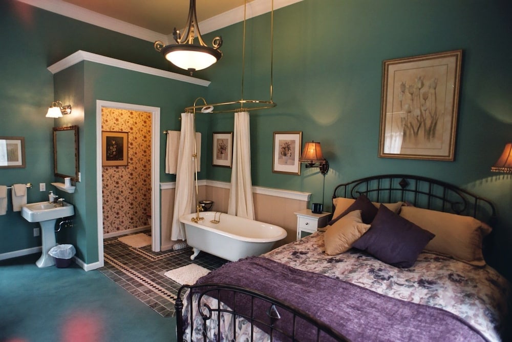 Triple Room, 1 Queen Bed photo 1