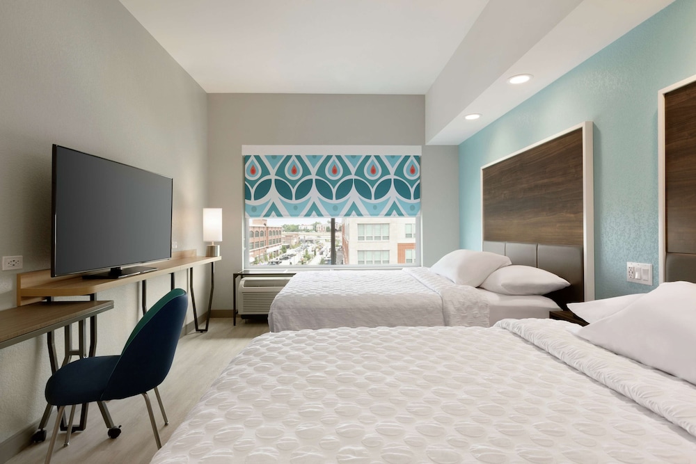 Room, 2 Queen Beds, Accessible (Hearing, Roll-in Shower) photo 2