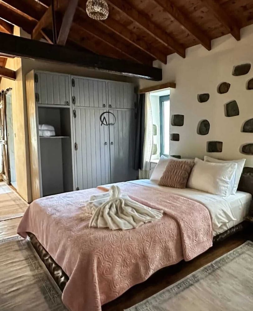 Honeymoon Studio photo 2