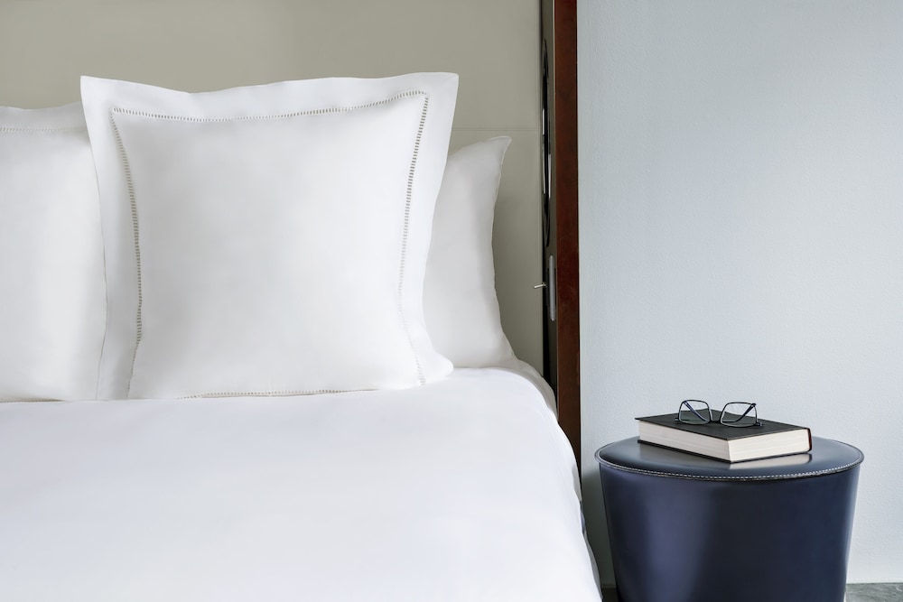 Deluxe Room, 1 Queen Bed, Mobility Accessible