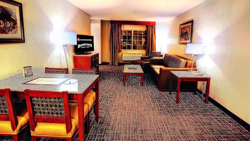 Suite, 2 Queen Beds, Non Smoking, Balcony - Photo 7
