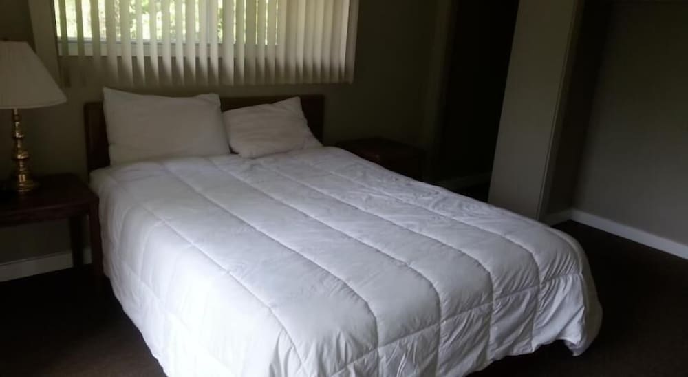 Standard Room, 1 Queen Bed, Shared Bathroom photo 1