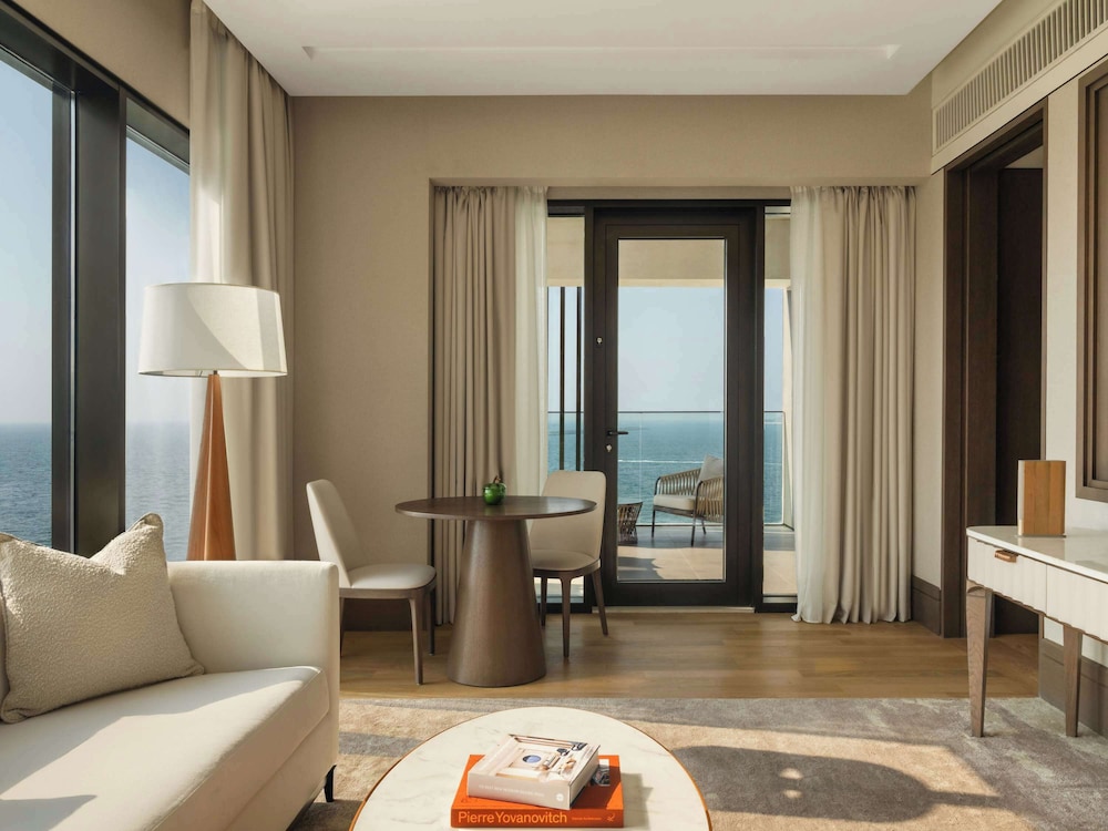 Breaking Waves Executive Suite with Sea View Terrace