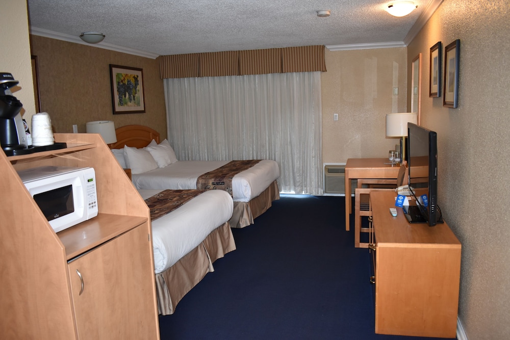 Standard Room, 2 Double Beds, Non Smoking, Refrigerator & Microwave photo 2