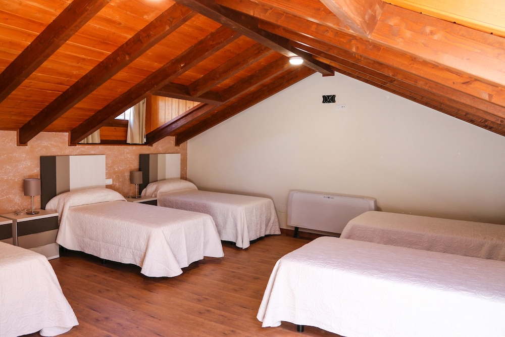 Cama en dormitorio compartido mixto de 5 camas