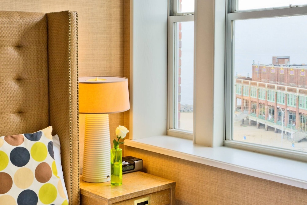 Room, 1 King Bed, Accessible, Partial Ocean View