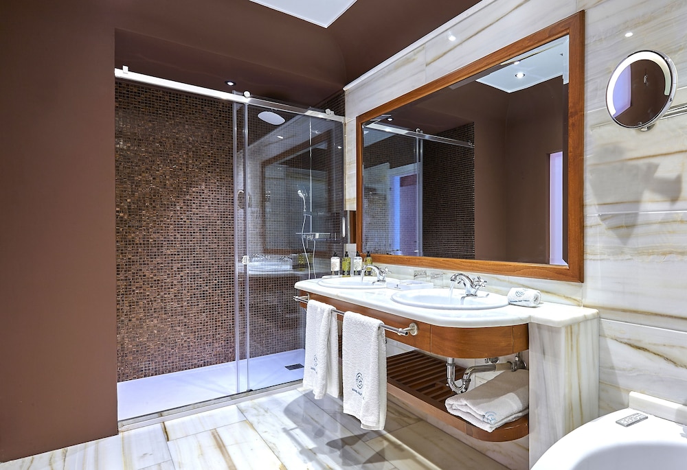 Four Bedroom Royal Spa Villa, Private Pool, Sea View - Photo 10