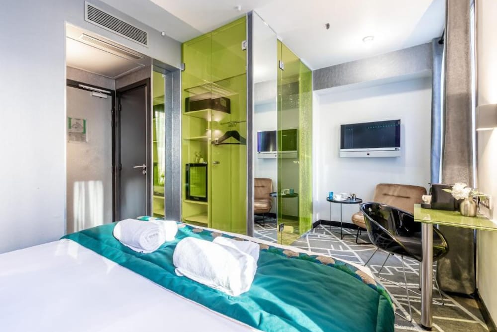 Classic Room Balcony - Eiffel View photo 2