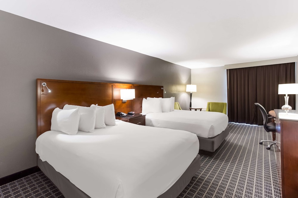 Standard Room, 2 Queen Beds, Balcony, Pool View (2nd Floor) photo 1