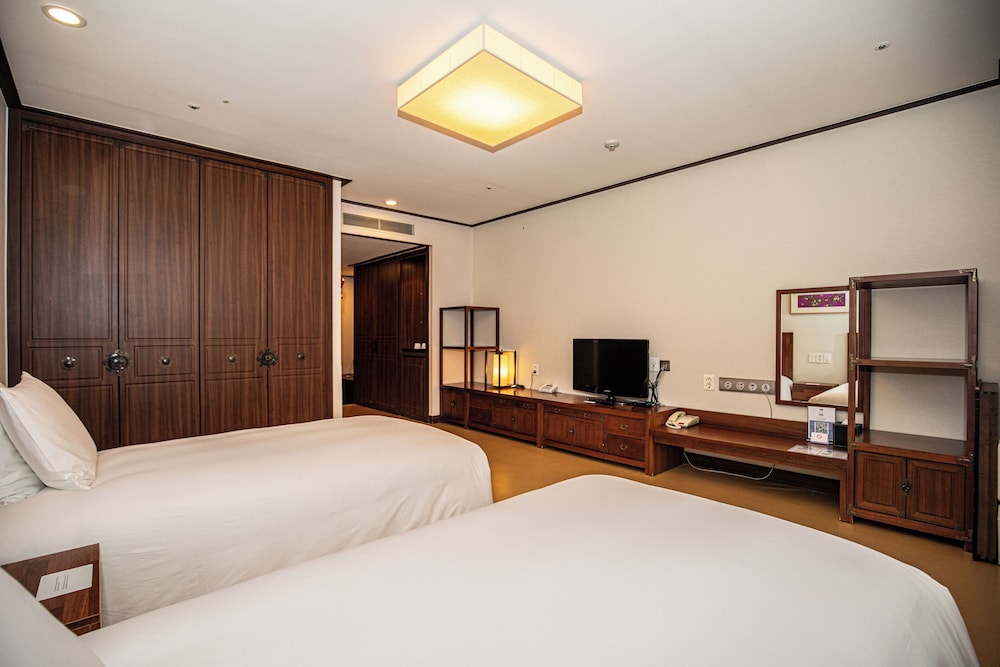Standard Room, 2 Twin Beds (Furnished Balcony) - Photo 2