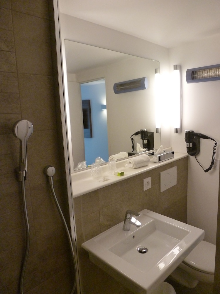 Standard Room, Multiple Beds - Photo 6