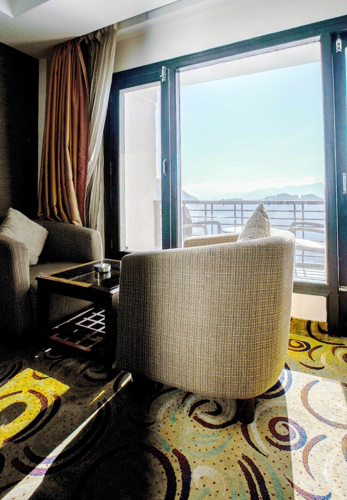 Executive Suite, 1 King Bed, Non Smoking, Mountain View photo 2