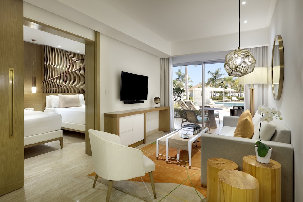 Suite (Swim-Up) - Photo 1