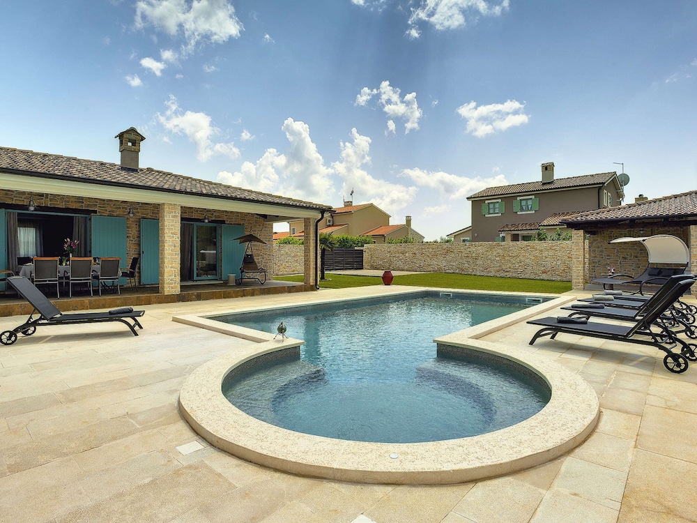 Villa photo 1