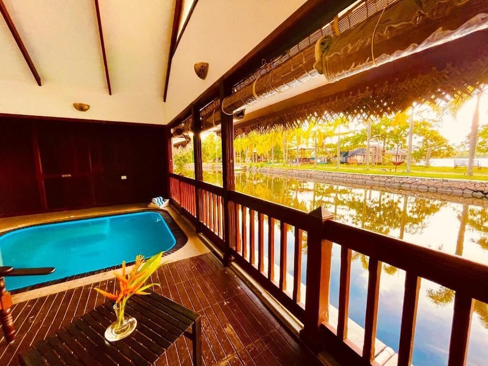 Luxury Double Room, 1 King Bed, Private Pool, Lake View photo 3