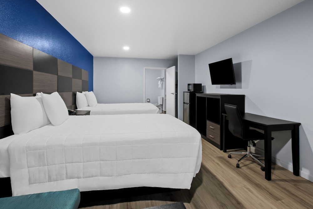 Deluxe Suite, 2 Queen Beds, Non Smoking - Photo 4