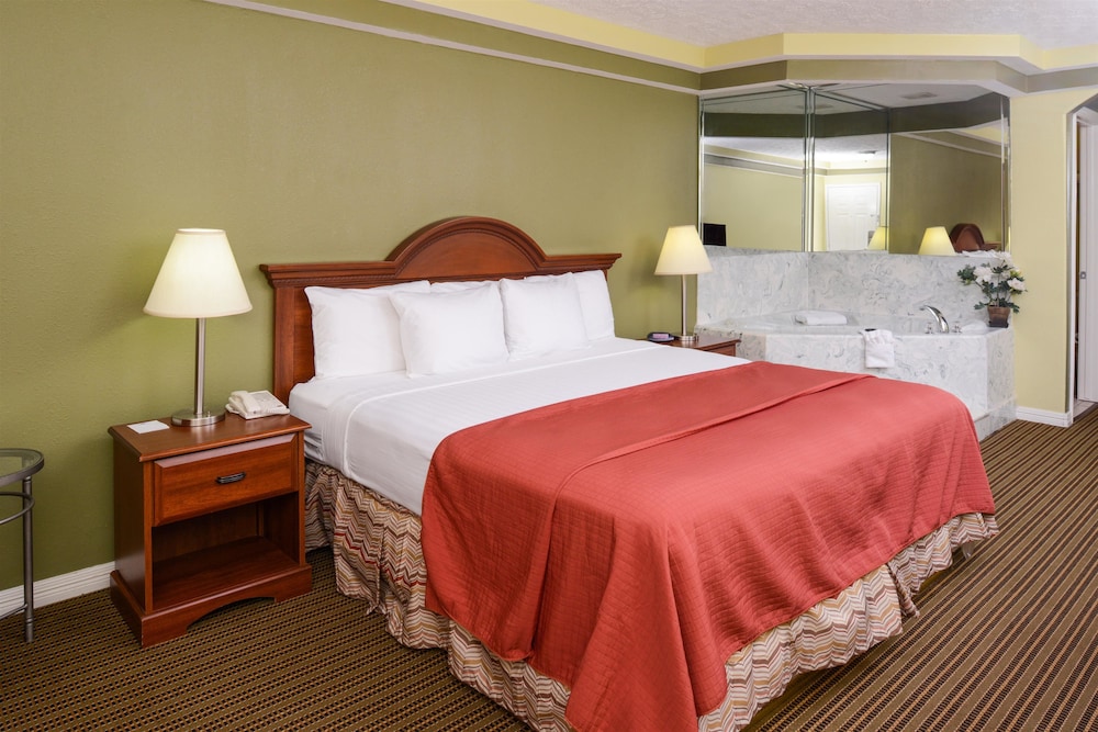 Suite, 1 King Bed, Smoking (Jacuzzi) - Photo 2