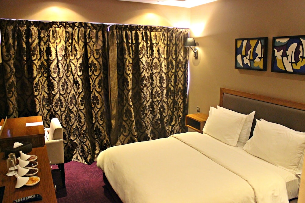 Deluxe Double Room, 1 Queen Bed, Non Smoking, City View - Photo 3