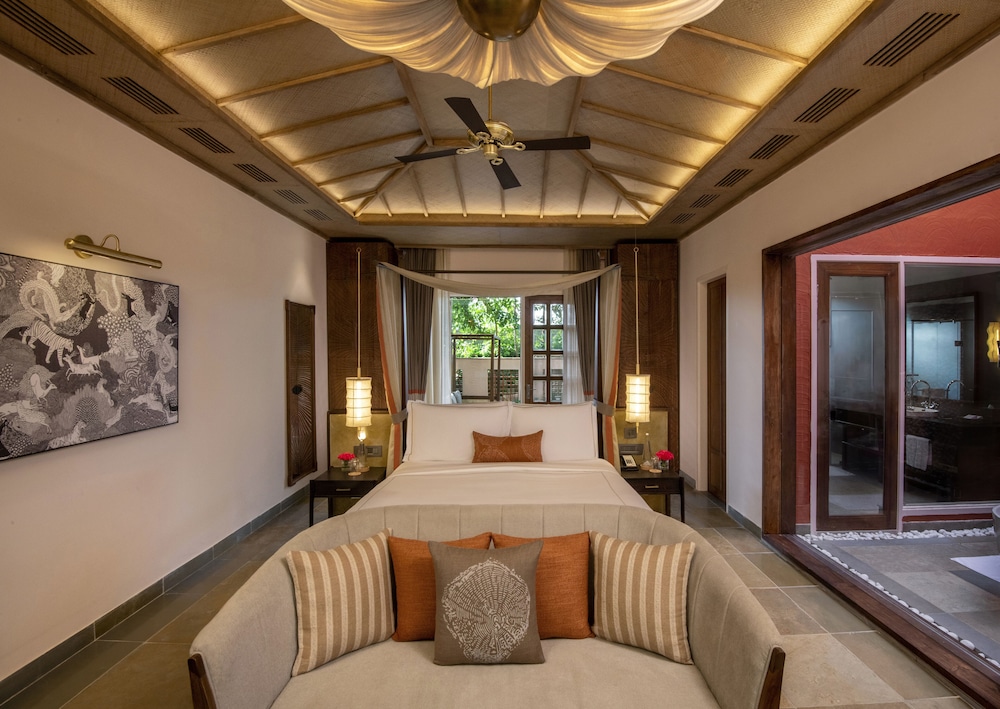 Deluxe Room, 1 King Bed photo 3