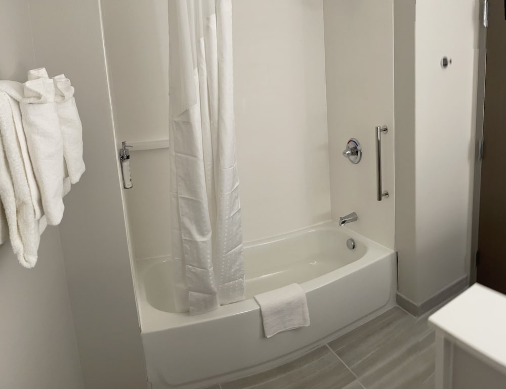 Standard Room, 2 Queen Beds, Accessible Bathtub (Accessible Tub) - Photo 2