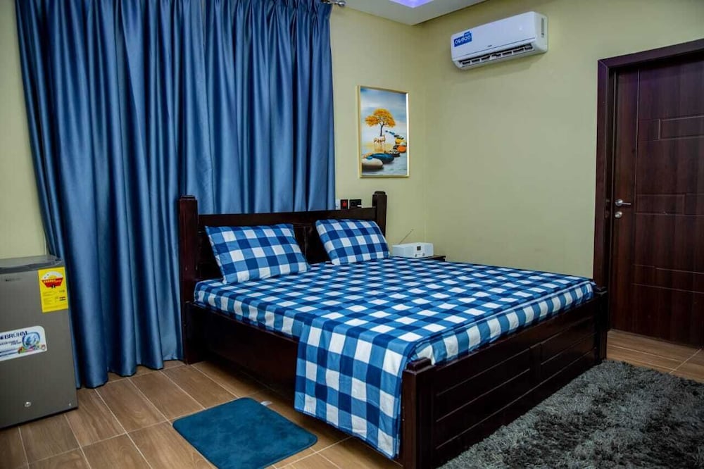 Basic Single Room, 1 Queen Bed photo 1