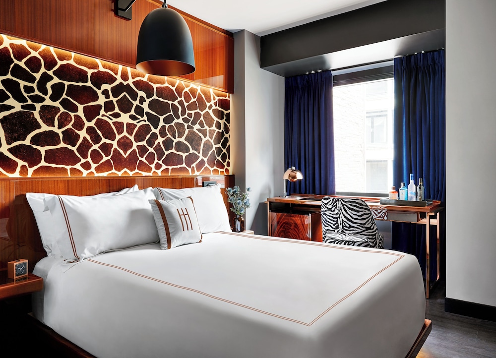 Deluxe Room, 1 Queen Bed, Mobility Accessible