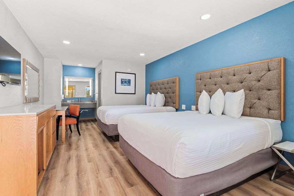 Standard Room, 2 Queen Beds, Non Smoking photo 1