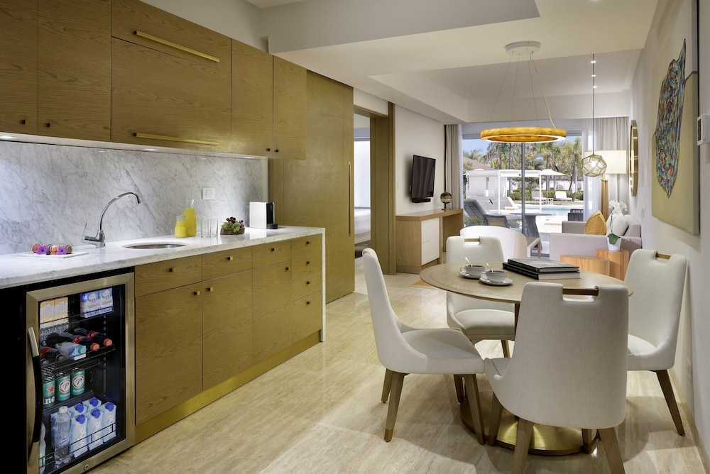 Suite (Swim-Up) - Photo 5