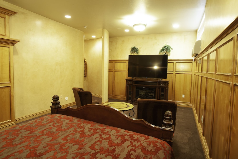 Suite, 1 King Bed (England Theme) photo 3